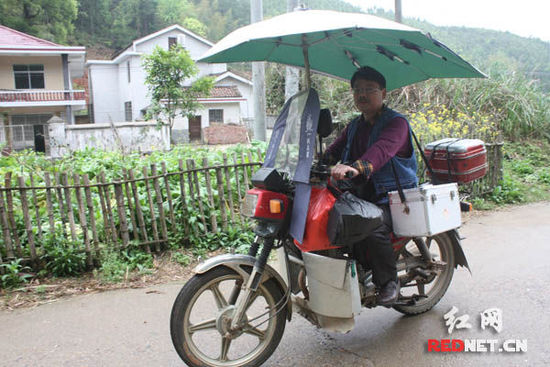 李石清出诊归来。