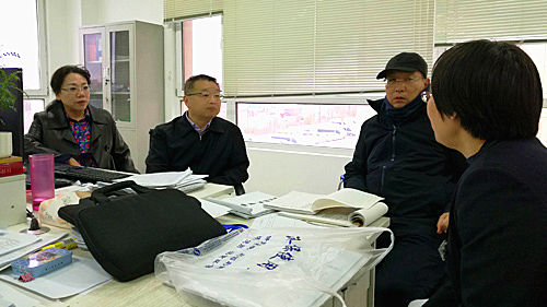 胡静林局长(左二)在涉事的沈阳市于洪区济华医院现场督导查处